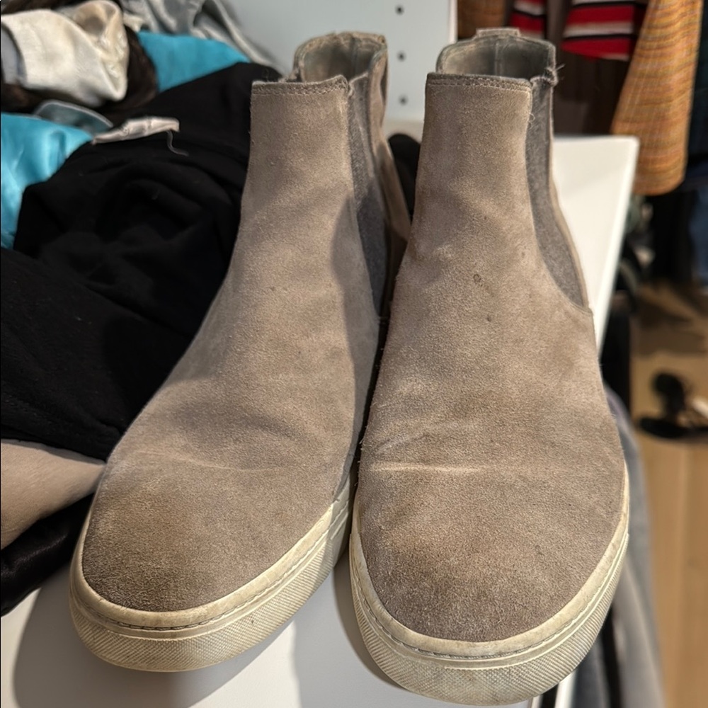 Women Vince sneakers size 8 gray suede